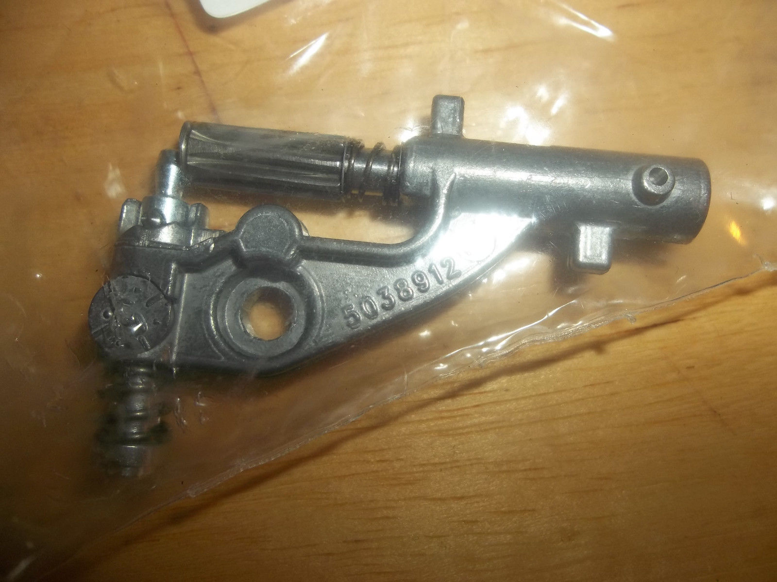 HUSQVARNA 346XP, 350,351,353 Oil Pump NEW O.E.M. Oiler - Image 3